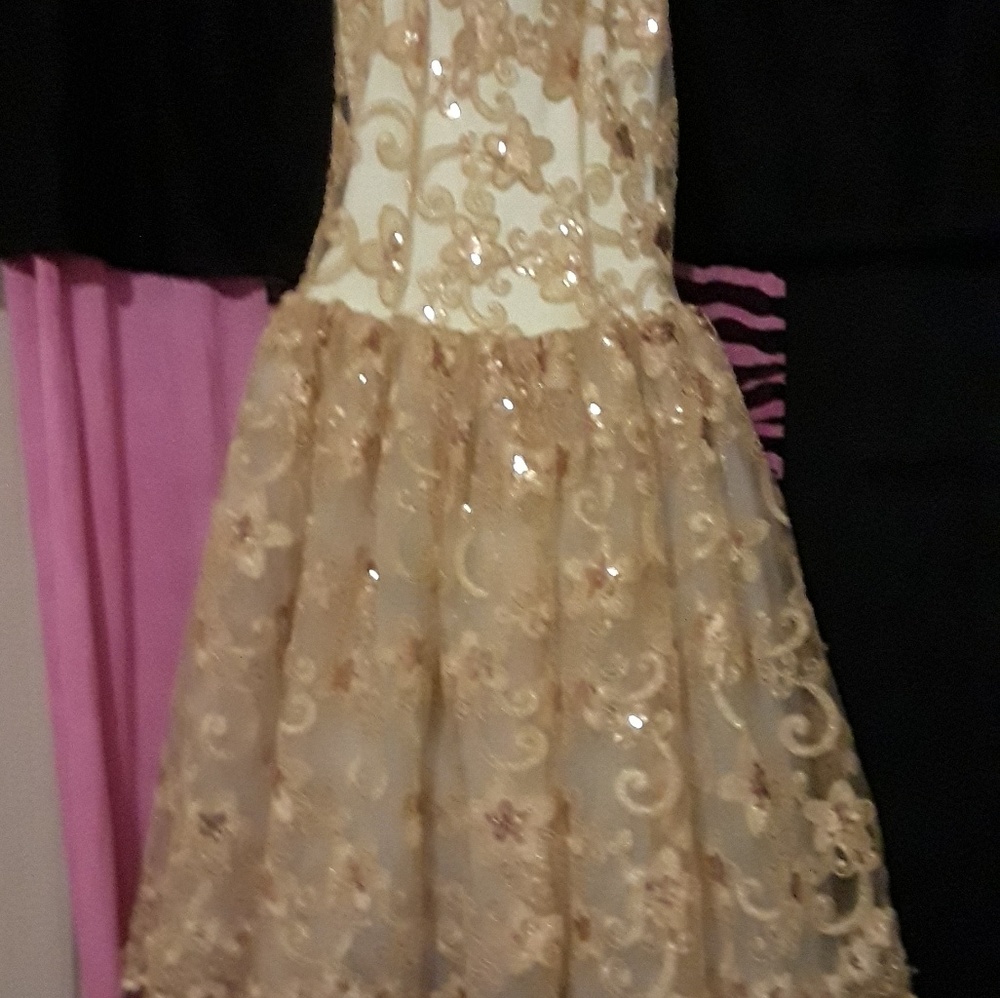 Dresses - Picture 3 of 7